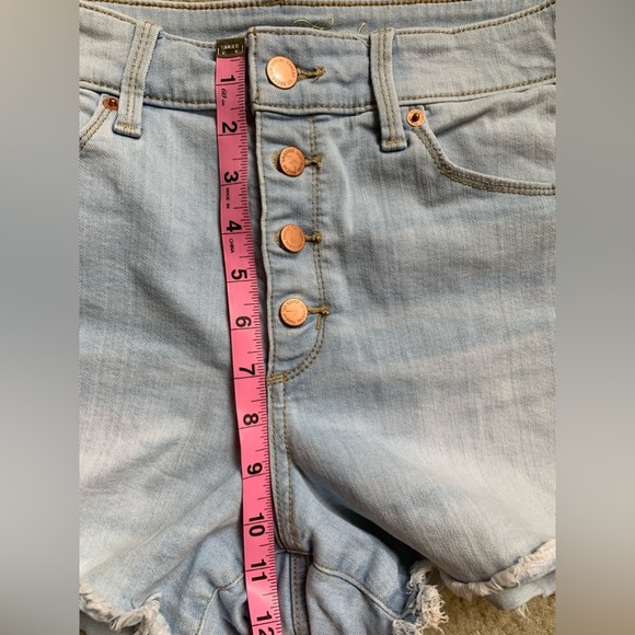 Universal Thread Distressed Jean Shorts-Light Wash-Women’s Size 8-Button Fly - Picture 6 of 8